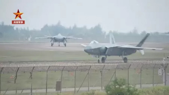 歼-20在本届珠海航展进行飞行表演。互联网