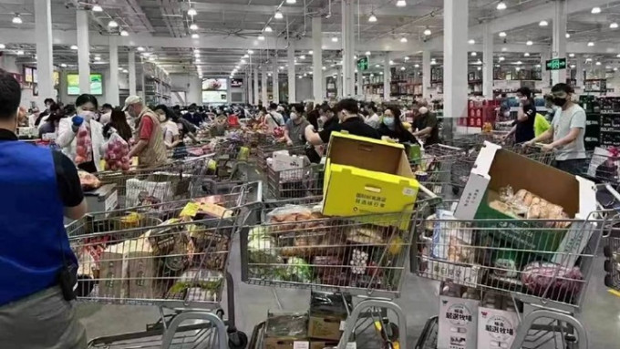 北京及上海疫情反弹，有民众为防再次封城而抢购食物。网上图片