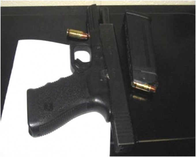 哥倫布市警方公開一幅照片展示那枝手槍及一些子彈。Twitter