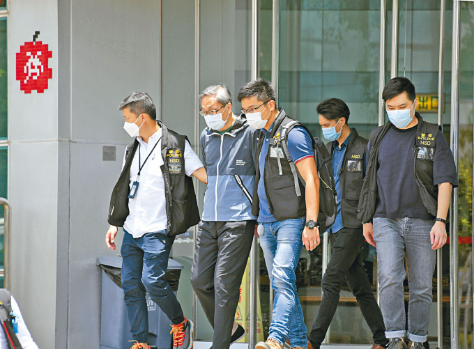 ■壹传媒行政总裁张剑虹(左二)等五高层，涉违反国安法昨被捕，并一度被押返《苹果》大楼协助蒐证。