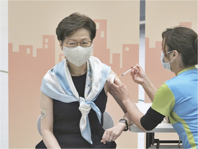 林鄭月娥表示，政府正研究當一定數量的市民接種疫苗後，或可放寬防疫措施。資料圖片