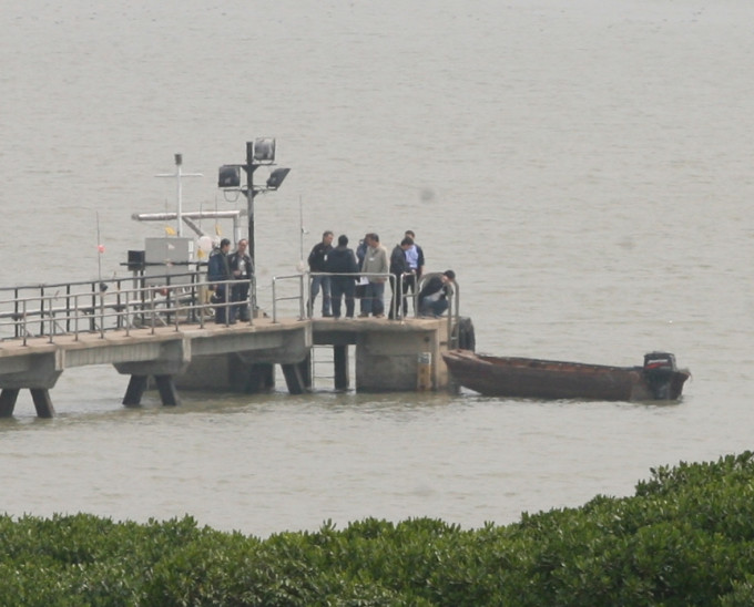 水警將遺體送往尖鼻嘴碼頭進一步調查。資料圖片