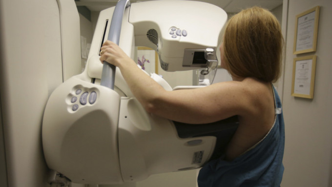 美國醫療機構提出，40歲女士應開始接受乳癌檢查。(美聯社)
