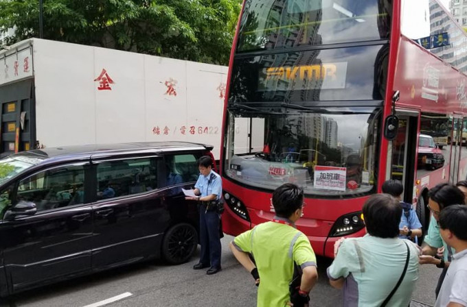 七人车与巴士相撞。网民Rio Leung‎摄