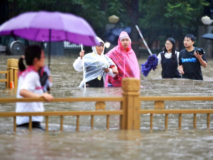 河南暴雨成灾，增至33人死亡，8人下落不明。AP图片