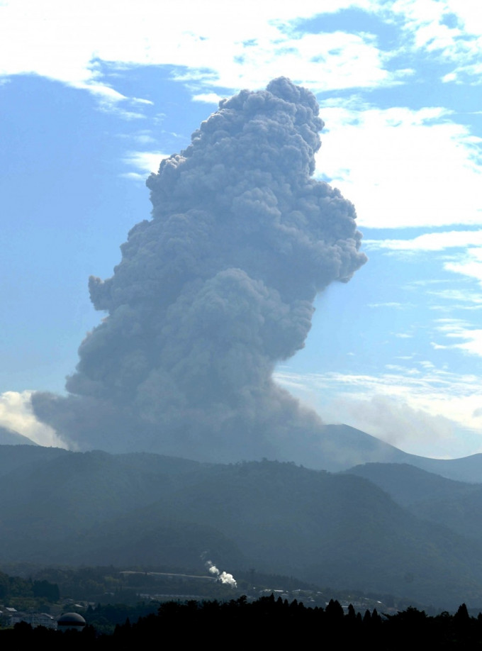 日本新燃岳火山6月22日早9时9分左右发生剧烈喷发。（网图）