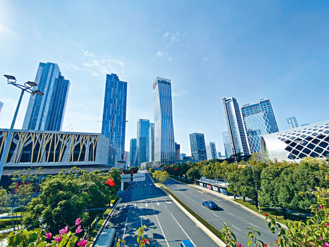 深圳金融业发展迅速，作为与国际接轨的改革试点。
