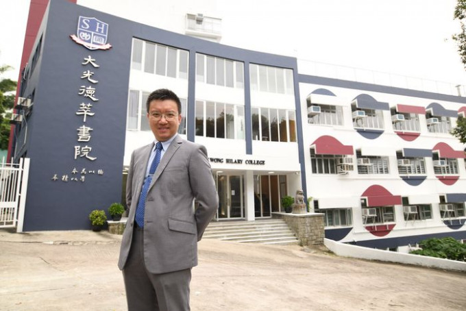 大光德萃书院首任校长张毅，指该校是国际化的本地学校。