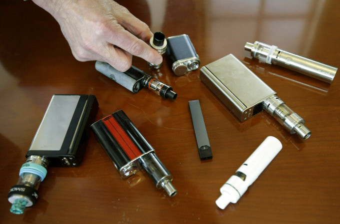 美國監管單位表示，正在調查電子煙可能導致癲癇發作的相關報告。  AP圖片