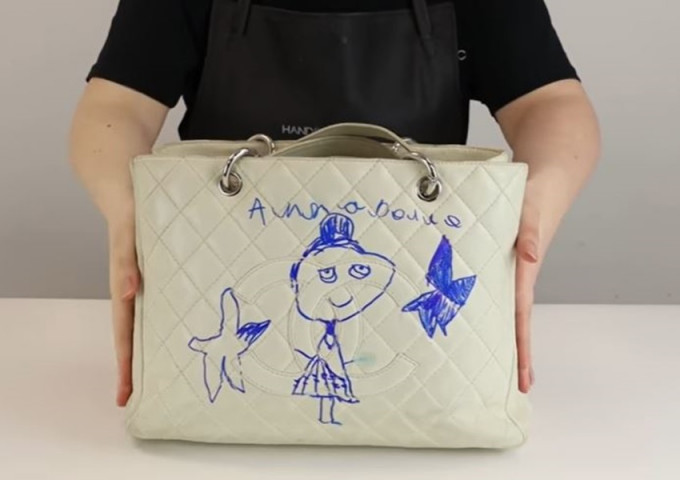 5歲女於白色絕版手袋畫自畫像兼寫名。網上圖片