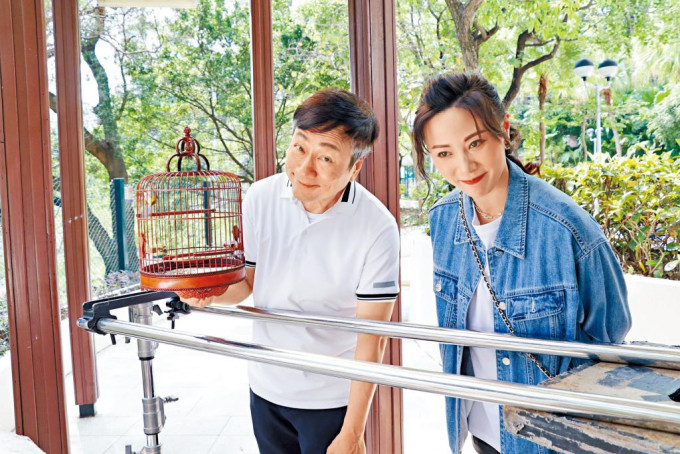 黎耀祥与朱晨丽日前为新剧《轻•功》拍外景。