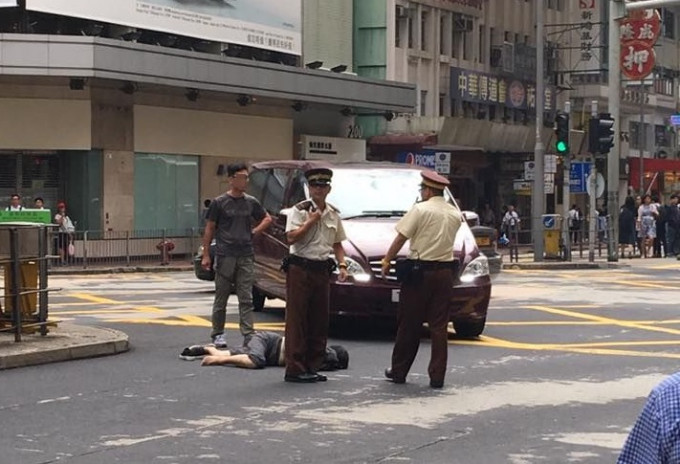 灣仔一名婦人過路時遭七人車撞倒，倒卧地上。馬路的事討論區fb群組