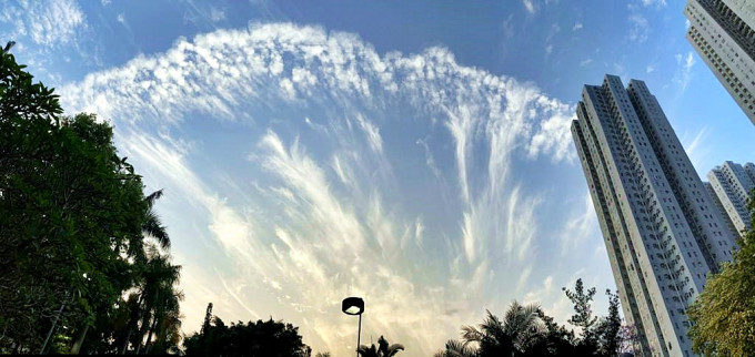 有市民在将军澳拍摄到如孔雀开屏的卷云。Anthony Tang提供