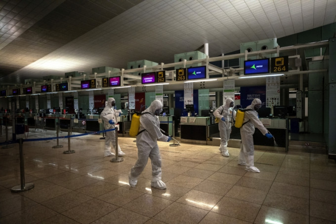 西班牙军方应急队伍加紧对西班牙巴塞罗那的机场进行消毒。AP