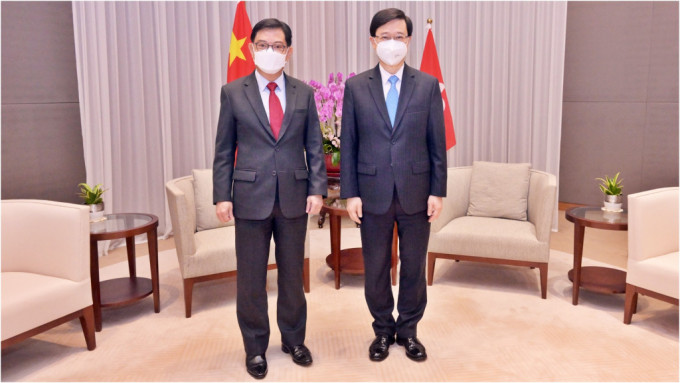 李家超（右）与新加坡副总理兼经济政策统筹部长王瑞杰会面。