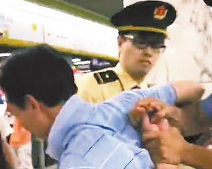 一名男子於前晚在廣州地鐵車廂內露械猥褻女乘客，被警方依法行政拘留10日。(網上圖片)