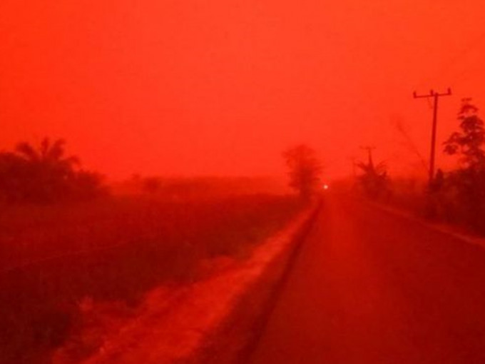 印尼占碑省上周末竟出現血紅色的天空，彷如世界末日的場面。 網圖