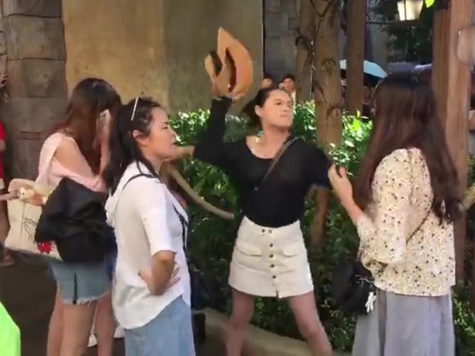 女游客 (右）在上海迪士尼游玩期间，指遭小孩摸屁股，结果被3名妇女（左）又打又骂。（网图）