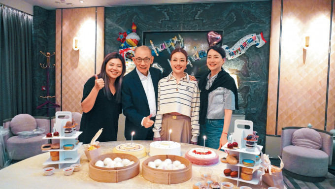 杨受成博士为3位寿星女邓小巧(左一)、容祖儿(右二)及霍汶希(右)搞生日会。