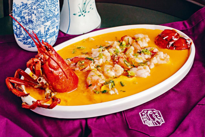 大厨精挑经过二十年陈酿的花雕酒，提升活口龙虾肉的鲜味，入口香醇清甜。