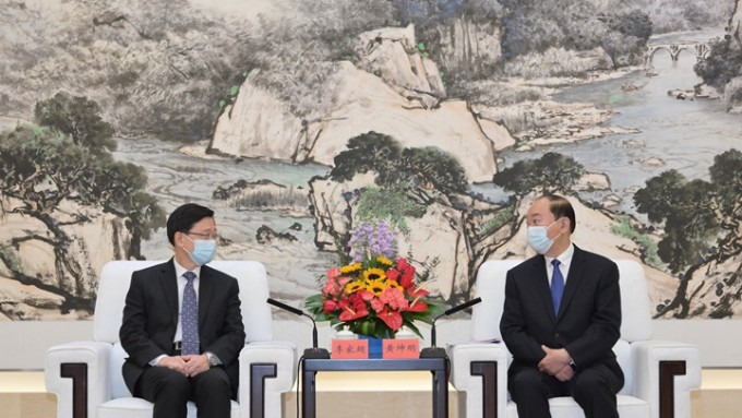 广东省省委书记黄坤明(右)与到访的李家超与会面。政府新闻处图片