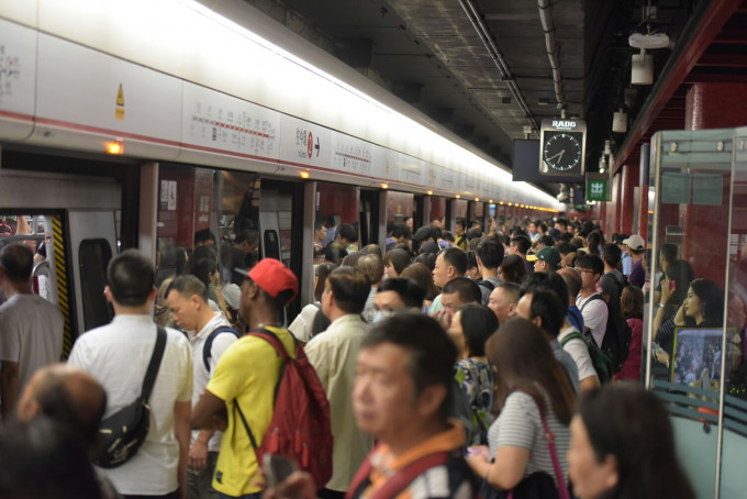 荃灣線往中環列車服務受阻。資料圖片