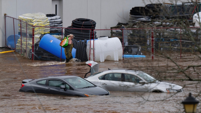 有汽車被洪水淹沒。美聯社