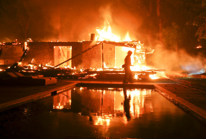 加州马里布市多处建筑陷入火海。AP