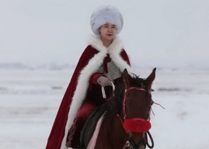 新疆女副縣長賀嬌龍以一系列在身披紅袍騎馬影片，編遍網上平台。網圖