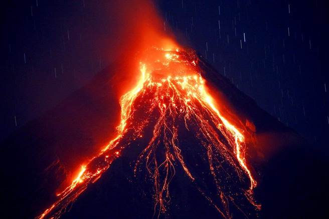 馬榮火山朝空中噴射高達700米的熔岩泉。AP圖片