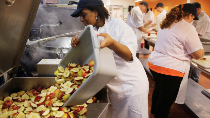 调查发现美国餐馆食物中毒个案40%源于职员带病上班。（示意图） 路透社