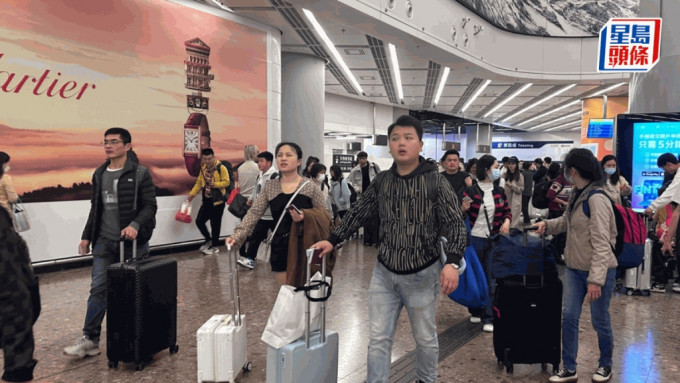 新春長假期今日結束西九高鐵站人流繁忙，港人讚內地新年氣氛濃厚。 謝曉雅攝