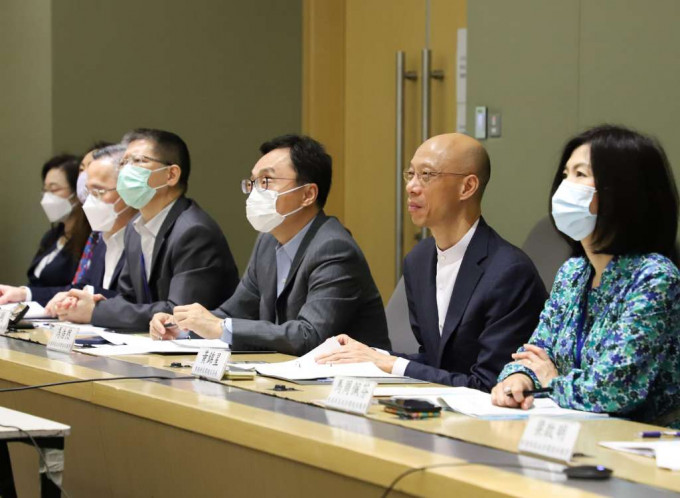环境局局长黄锦星（右二）及特区政府代表团成员。 政府图片