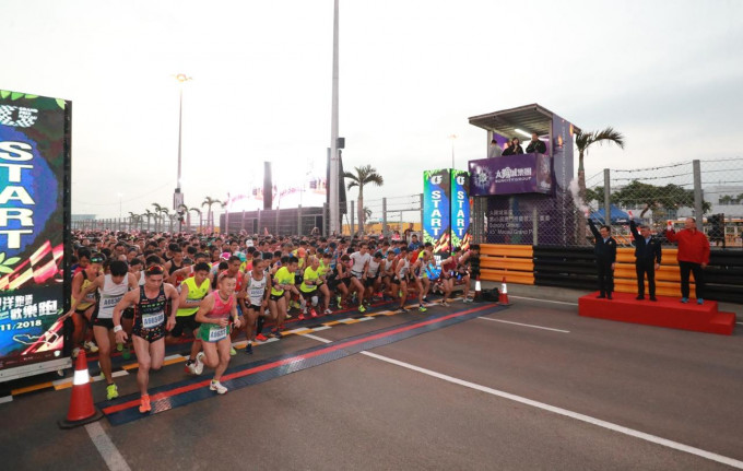 2,000人参与东望洋跑道欢乐跑。澳门新闻局