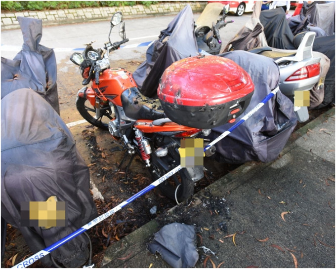 途人途经时，发现泊于电单车泊车位的电单车起火。