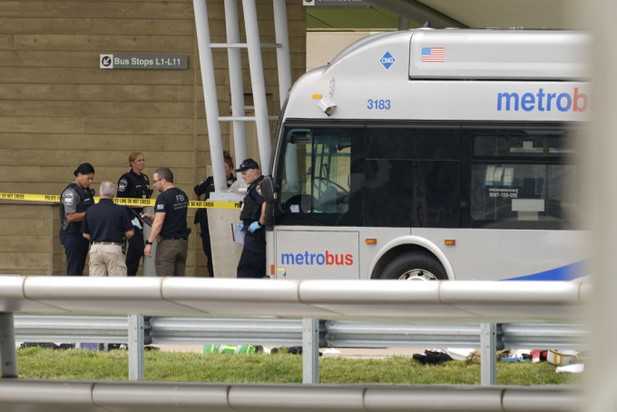 美國五角大樓外一個巴士站爆槍擊事件，一名警察被刺身亡後，疑兇被擊斃。AP圖片