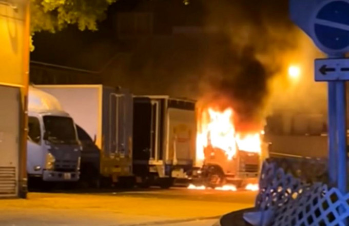 停車場內一輛貨車突然起火。網上圖片