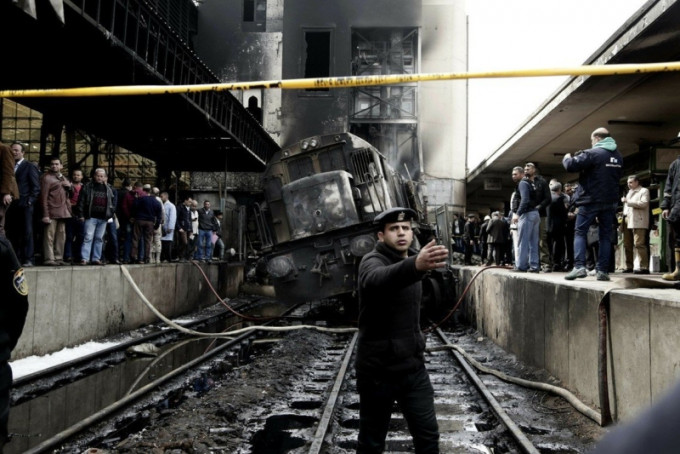 埃及首都開羅市拉美西斯火車站昨天一列火車在進站時衝撞月台，造成20多人死50多傷。AP