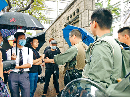 手持圓盾的防暴警察到喇沙書院，向喇沙舊生了解情況。