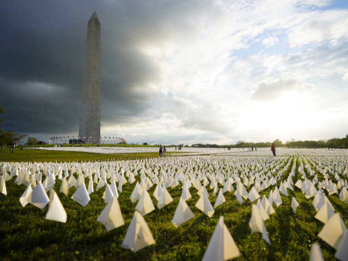 美国有艺术家在华盛顿纪念碑前插下超过60万支白旗，代表新冠病逝人数。AP图片