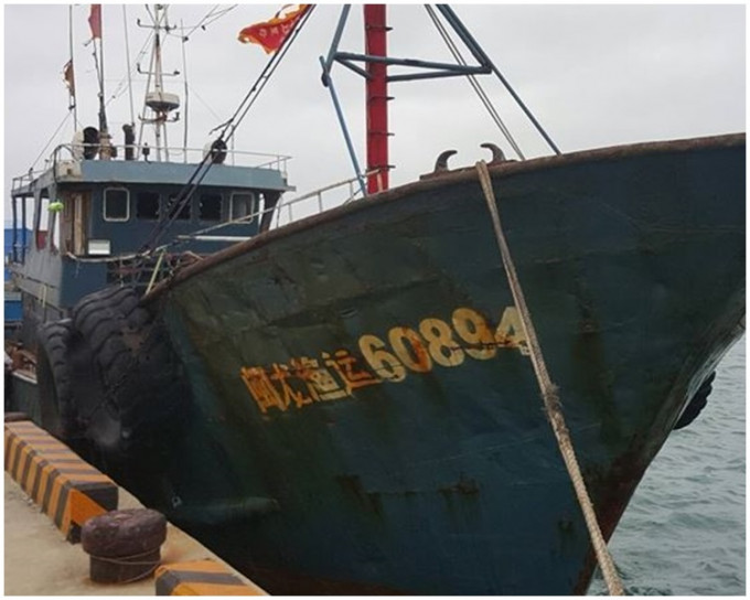 查緝小隊在澎湖西北海域攔截一艘大陸泉州籍漁船「閔龍漁運60894號」。網上圖片