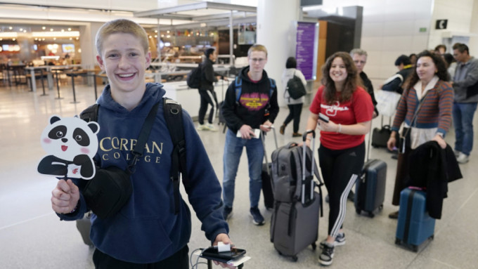 美国中学生在三藩市登机访华。（中新社）