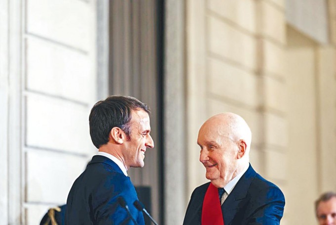 法国总统马克龙（左）赞扬米歇尔的强大，足以点燃整个业界。