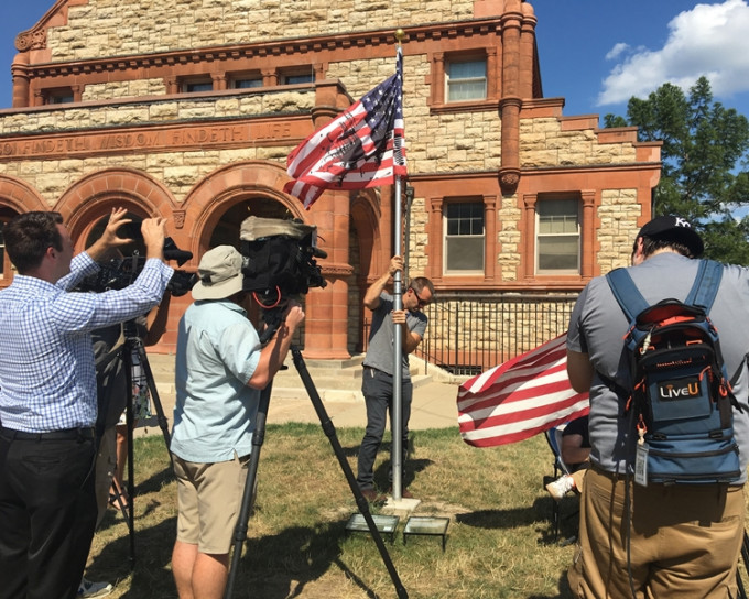 堪萨斯大学校园内升起一面被人涂污了的美国国旗。AP