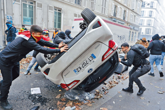 巴黎示威者周六推倒汽車。