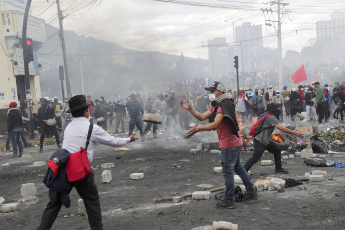厄瓜多爾過去一個多星期的反政府示威及暴力衝突，愈演愈烈。AP