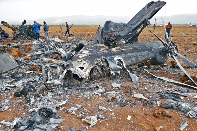 敍利亚北部阿夫林地区周四可见美军直升机残骸，疑因故障被美军炸毁。