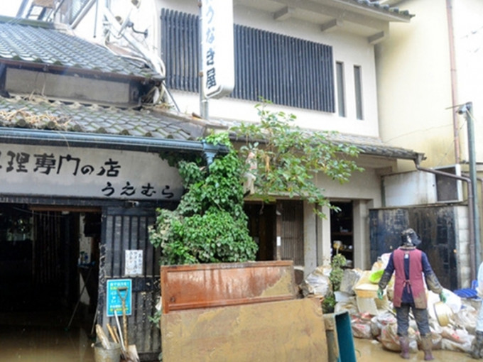 日本熊本百年鳗鱼店受雨灾，传家宝酱汁被冲走。(网图)