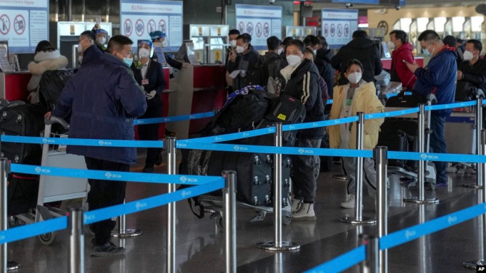 民眾趁年末從北京首都國際機場出發外遊，圖攝於上周四。　美聯社