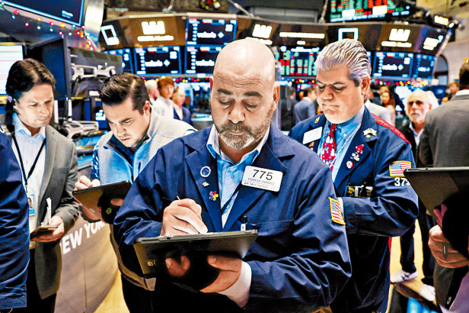 美股三大指数连跌3个交易日，其中杜指一度挫近550点，最后跌281点收市。